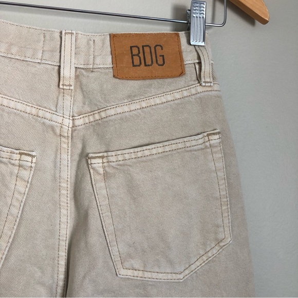 BDG Urban Outfitters High & Wide Cropped Raw Hem Jeans Beige Women’s Size 26 - Picture 9 of 13
